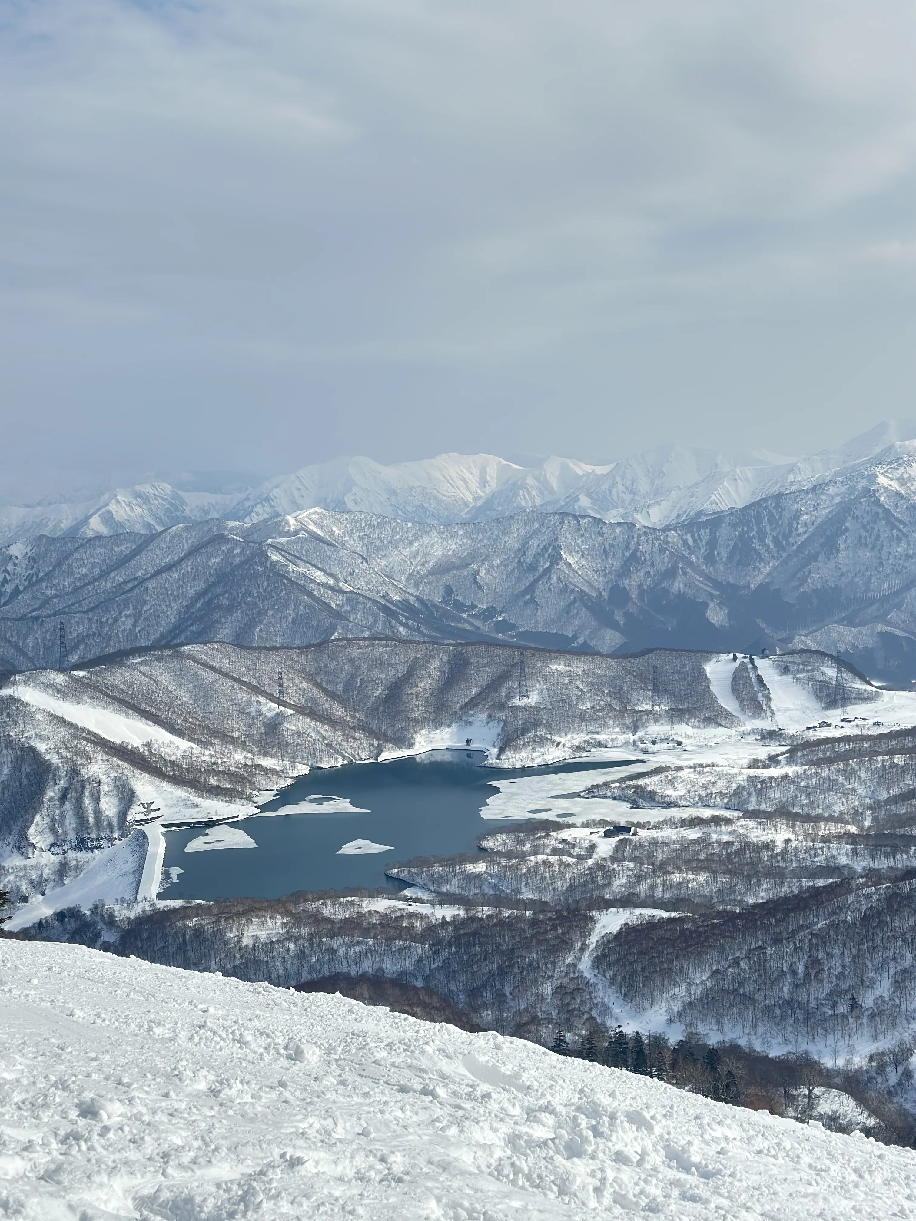 神樂滑雪場雪山、湖泊與滑雪道景觀